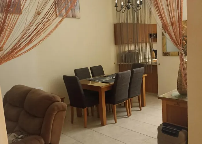 Cyprus Paradise Island Queens Gardens * パ フォス